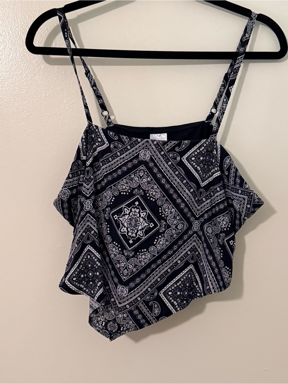 No Boundaries Women’s XXXL Black/White Paisley Square Neck Cropped Cami Top